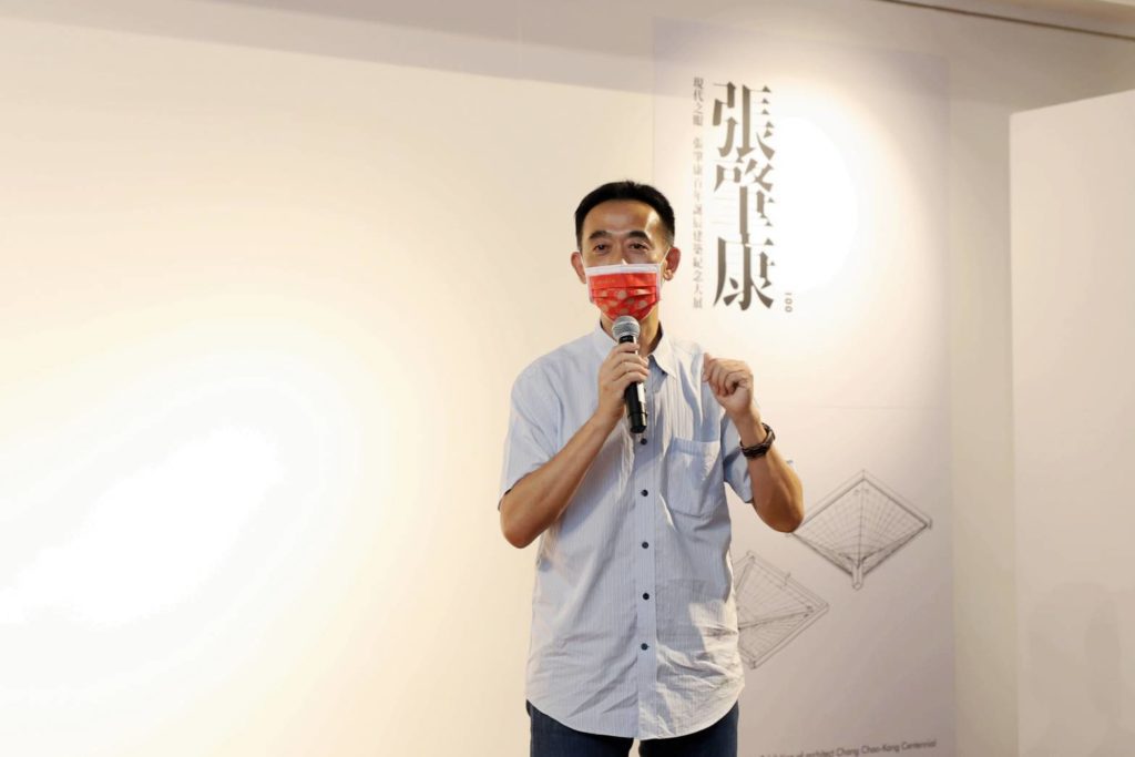 王蘭生館長以自身學習與工作歷程,強調與建築關係密切。(記者 辛澎祥/攝)