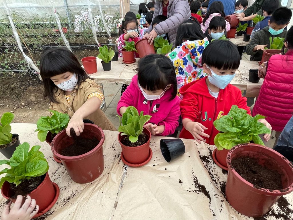 ▲親手栽種盆栽活動收到親子的喜愛。(圖/台北產發局 提供)