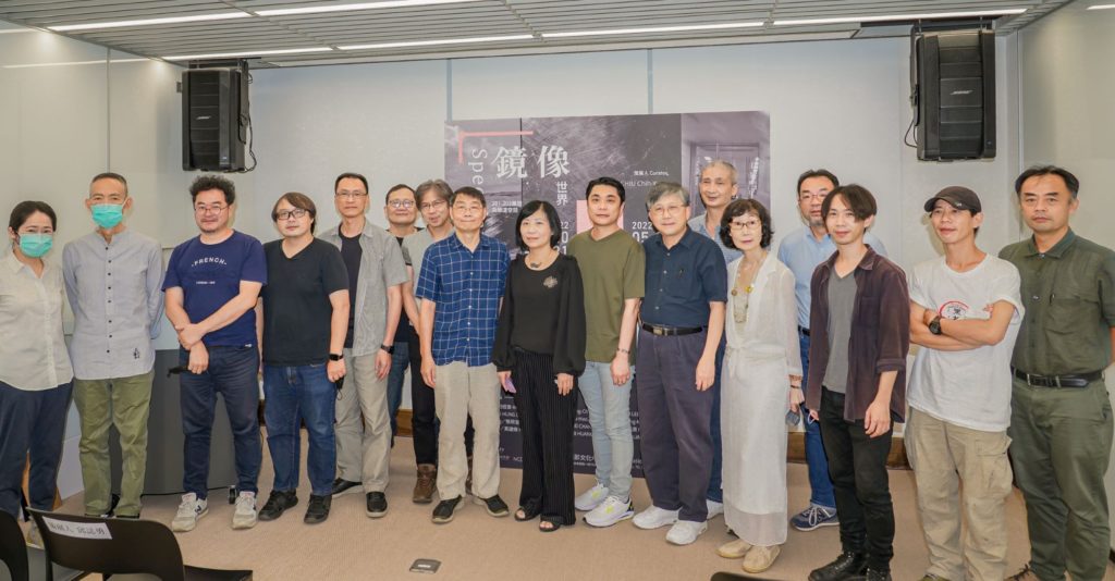 ▲參展攝影家與主辦單位開幕時合影留念。(圖/國家攝影中心 提供)