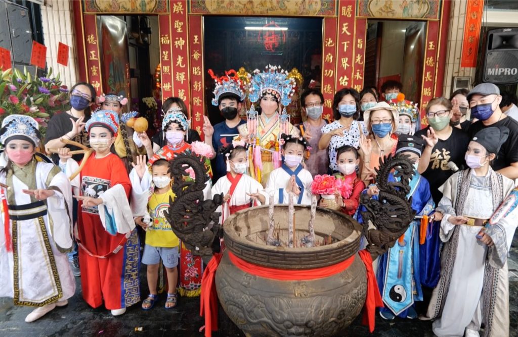 參加夏令營的小朋友們為體驗歌仔戲文化,顯得格外興奮。(圖/文化部 提供)