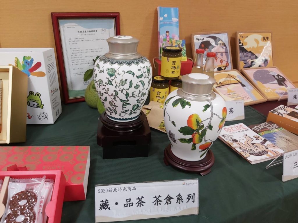 ▲徵選「新北特色商品」記者會現場產品。(記者 葉大方/攝)