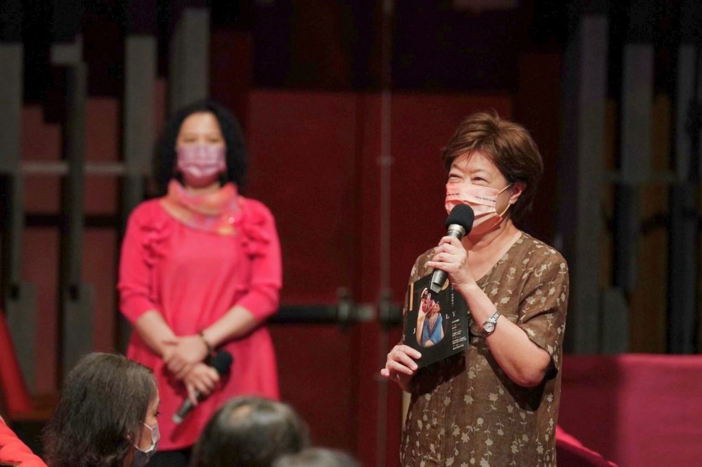 ▲國光劇校戲劇總監王安祈（右）表達對新戲新演員組合的期待。（記者 辛澎祥/攝）