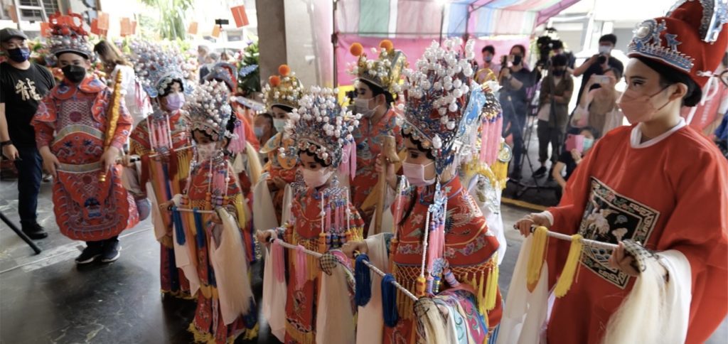 歌仔戲文化讓孩童相當入戲。(圖/文化部 提供)
