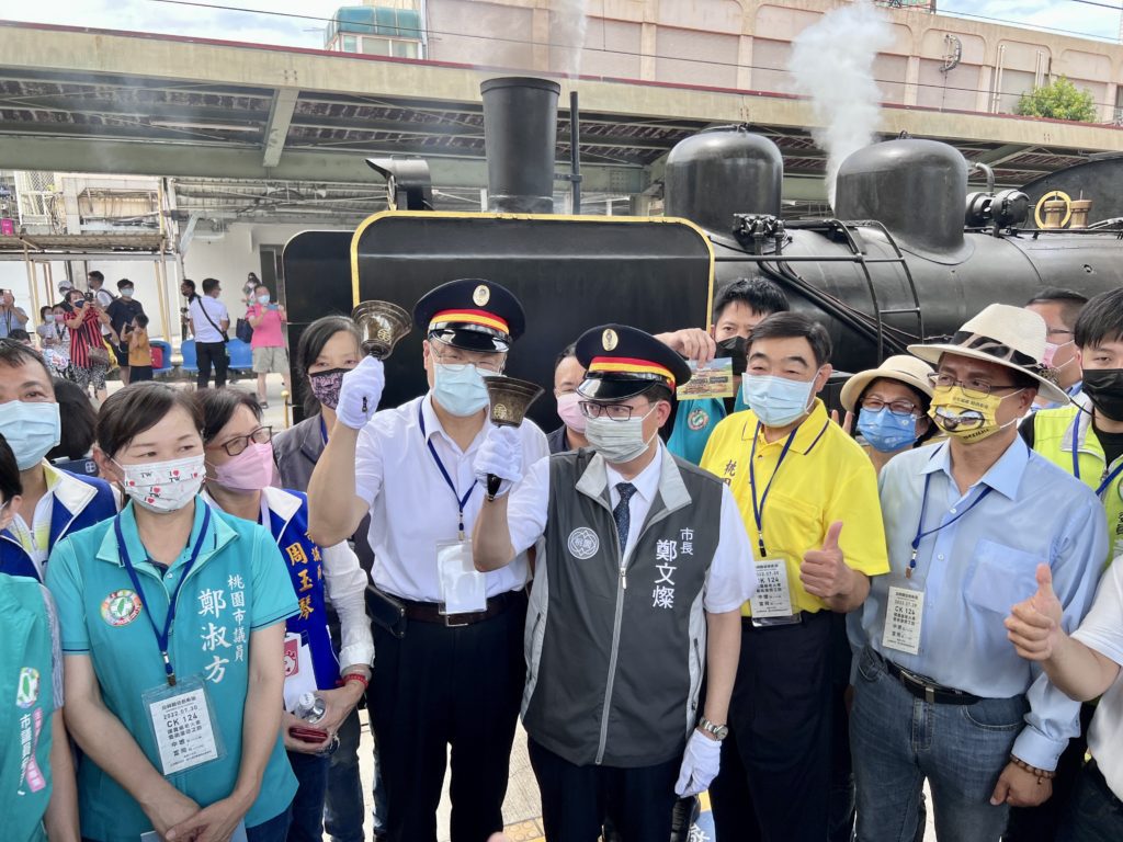 ▲桃園市長鄭文燦（右三）與台鐵局長杜微（左四）大力行銷富岡鐡道藝術節。（圖/台鐵 提供）