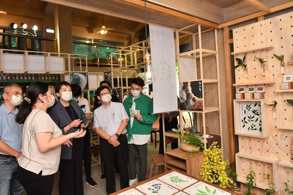 木柵青農解說茶山塾策展內容。