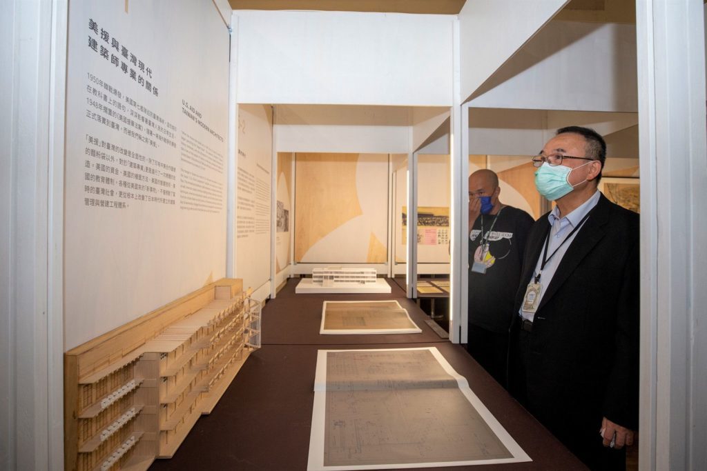 ▲文化部次長蕭宗煌參觀特展中的珍貴資料。（圖/文化部 提供）