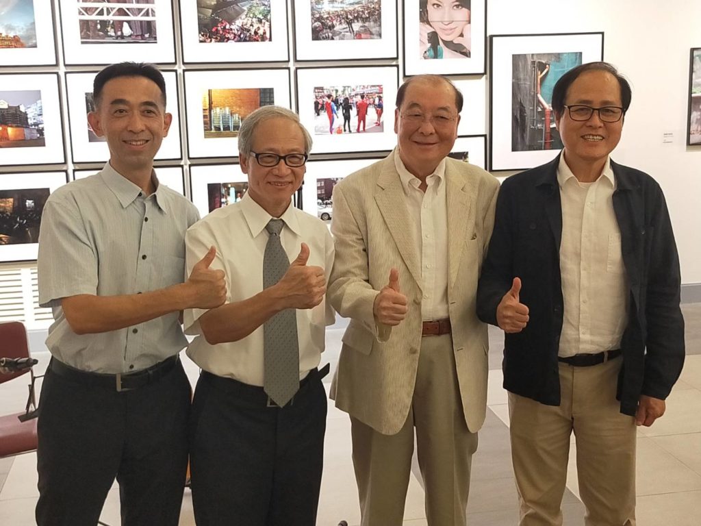 王蘭生館長(左起)康台生教授、前文化部長洪孟啟與台南美術館董事長蘇憲法現場合影。(記者 辛澎祥/攝)