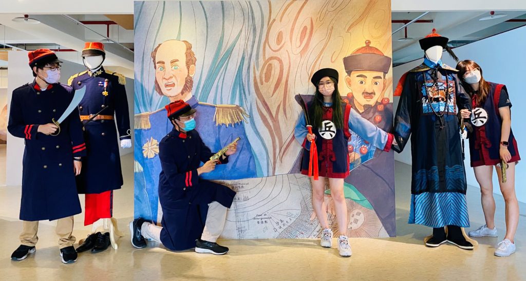 ▲淡水古蹟博物館「淡水開港後唯一勝事:海上只剩下船」特展免費提供清軍、法軍士兵服供拍照,當個coser過過癮。(圖/淡古提供)