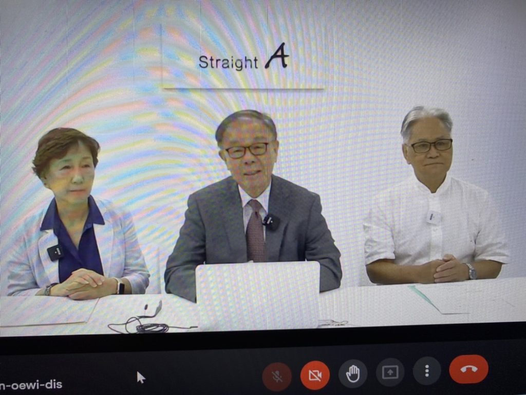 張炳煌教授(中)與授課書法老師陳美秀(左)及王為權皆在課程中與學員們進行互動。(圖/中華書學會 提供)
