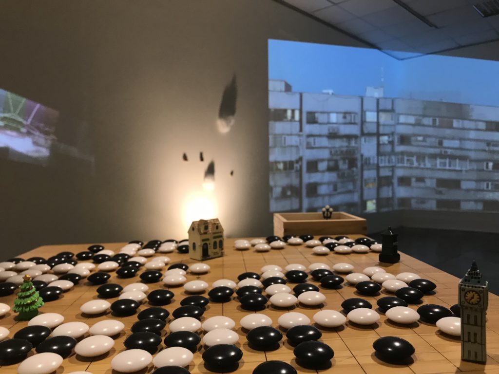 ▲「宇宙流」展覽將棋局對應至城市發展,從繁榮中心點向外擴展,而作息交替、新舊衝突,也一如黑白棋子的攻防來往。(圖/文化局提供)