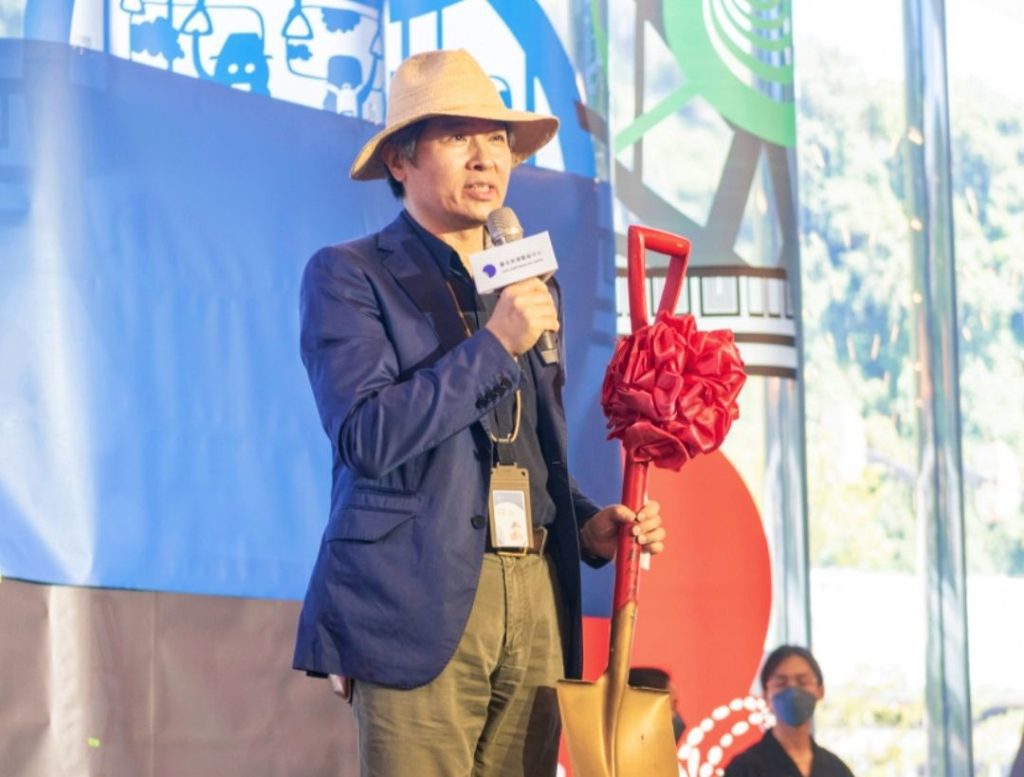 ▲北藝中心執行長王孟超說明了建築外觀與內在設計的特色。（圖/北藝中心 提供）