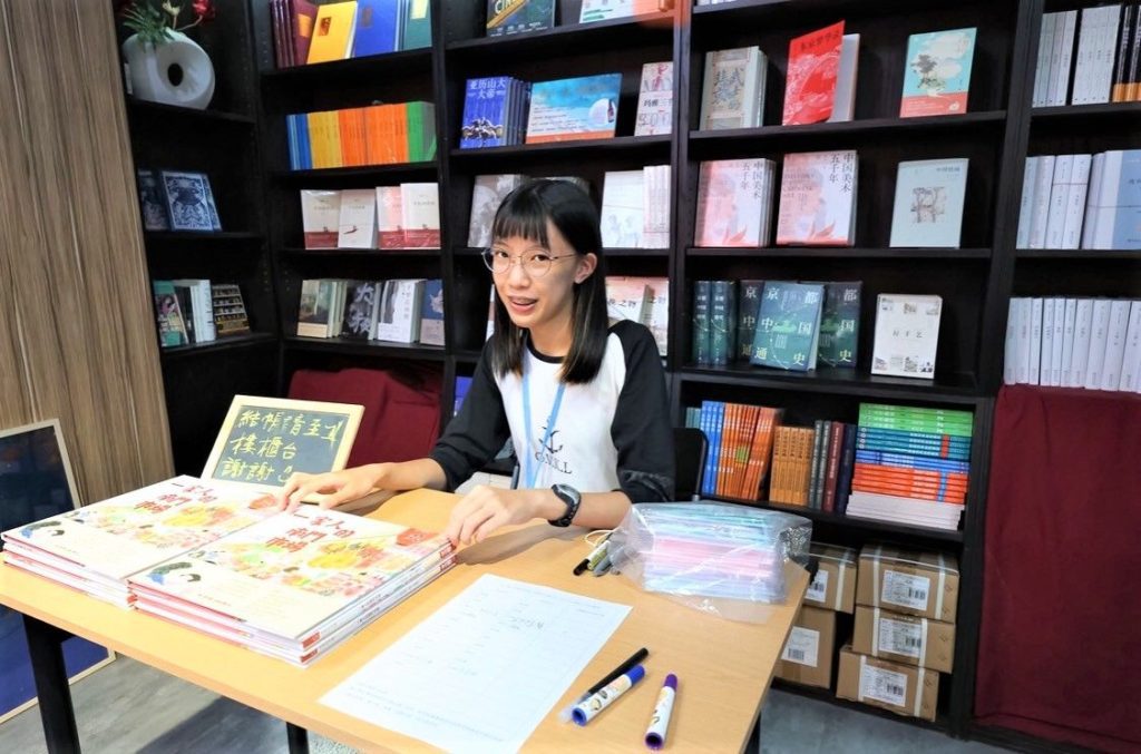 實習過程能飽嚐群書,經驗十分難得。(圖/史博館 提供)