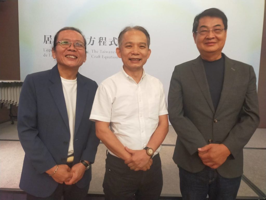 王龍德理事長(左起)張仁吉主任及陳啟村理事長,大力推動臺灣工藝邁向國際市場。(記者 辛澎祥/攝)