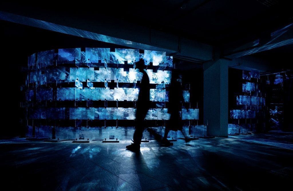 ▲煙花宇宙數位音像工作室的創作手法集結跨領域內容,如:實驗錄像、街頭塗鴉、多媒體動畫、光雕投影及投影藝術裝置等。(圖/文化局提供)