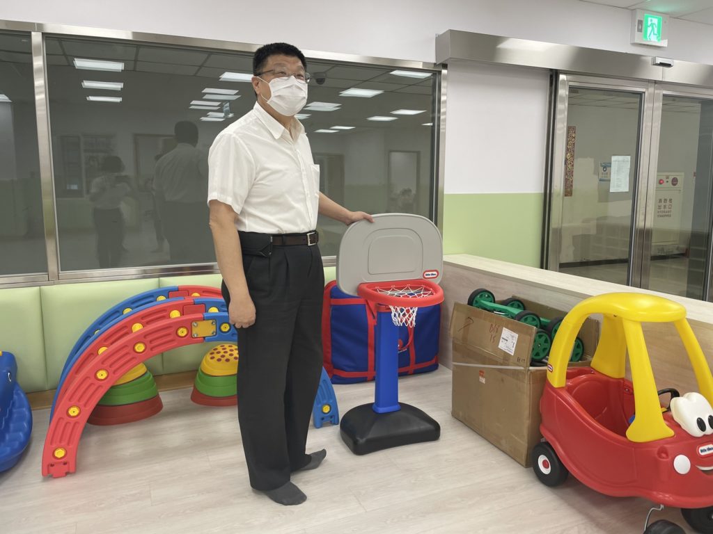 臺鐵局長杜微對北車職場互助教保服務中心設施表達滿意。(圖/台鐡 提供)