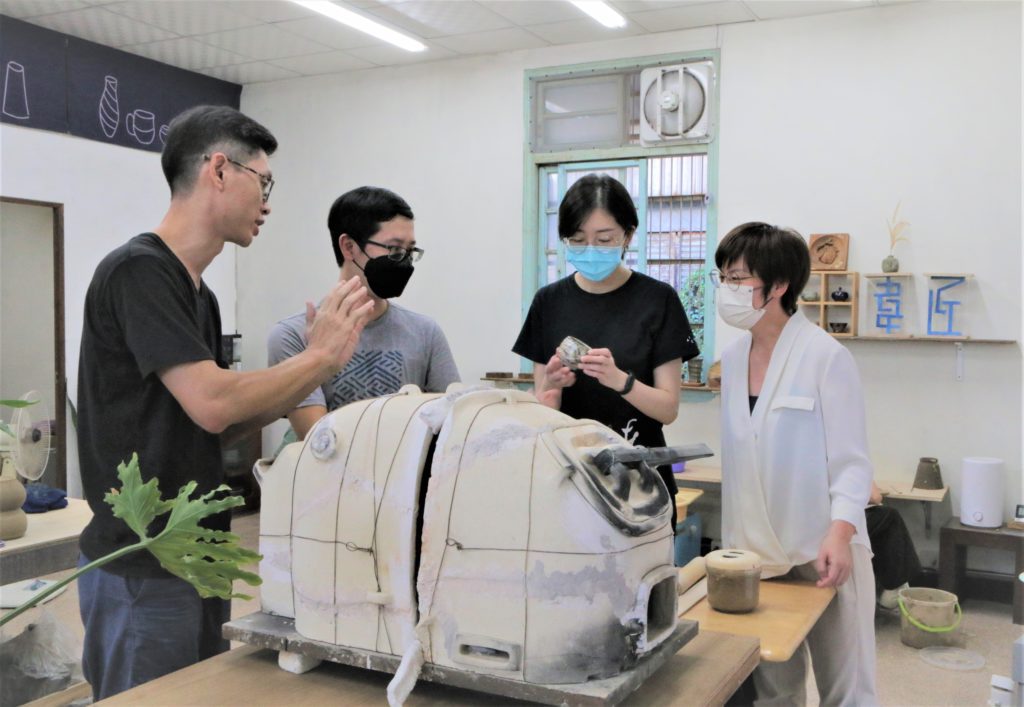 ▲特約藝文工作室職人帶導平時難得一見的工作室,深度感受三鶯工藝生活感十足的藝術力及創造力。(圖/陶博館提供)