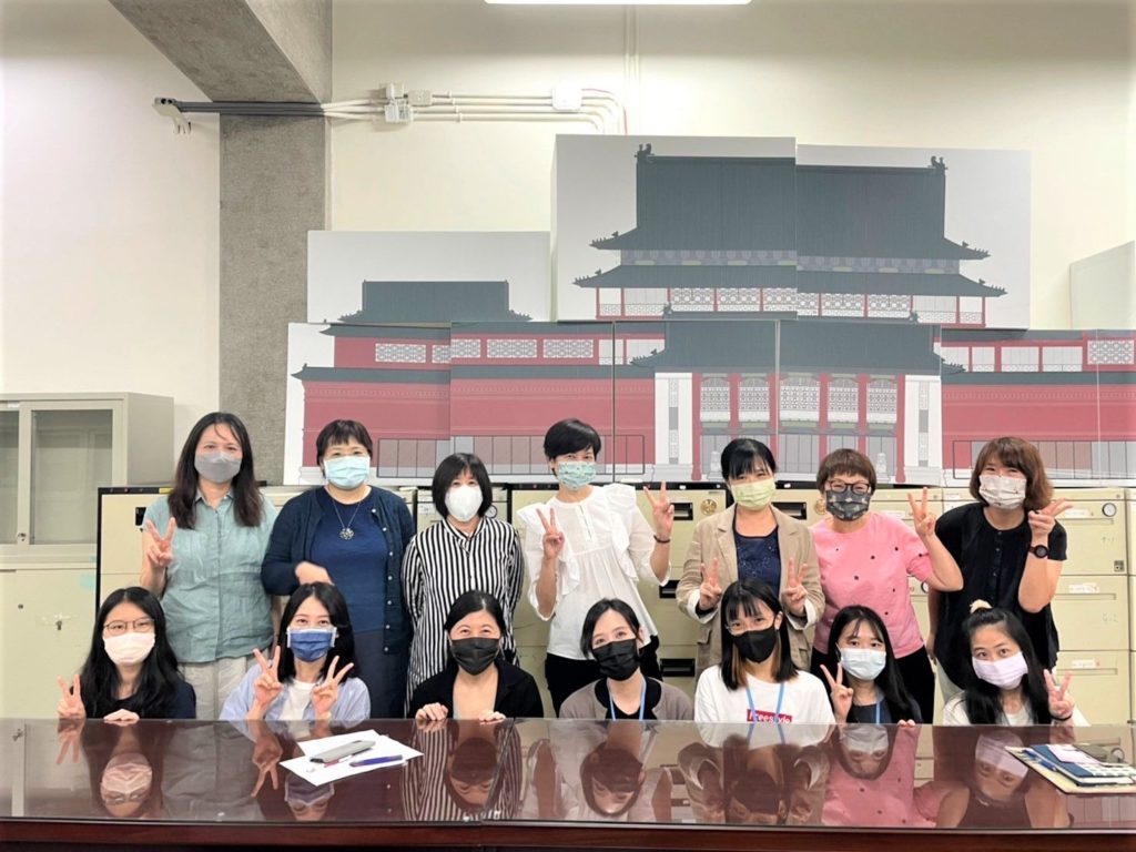參加史博館暑期實習的各校大學生,開心合影留念。(圖/史博館 提供)