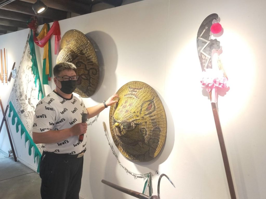 ▲李世澤理事長說明每件珍貴文物的由來與歷史沿革。（記者 辛澎祥/攝）