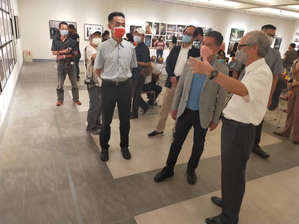 在王蘭生館長(左)的陪同下,康台生教授(右)為前來觀展的文化部長李永得(中)進行作品展覽。(記者 辛澎祥/攝)