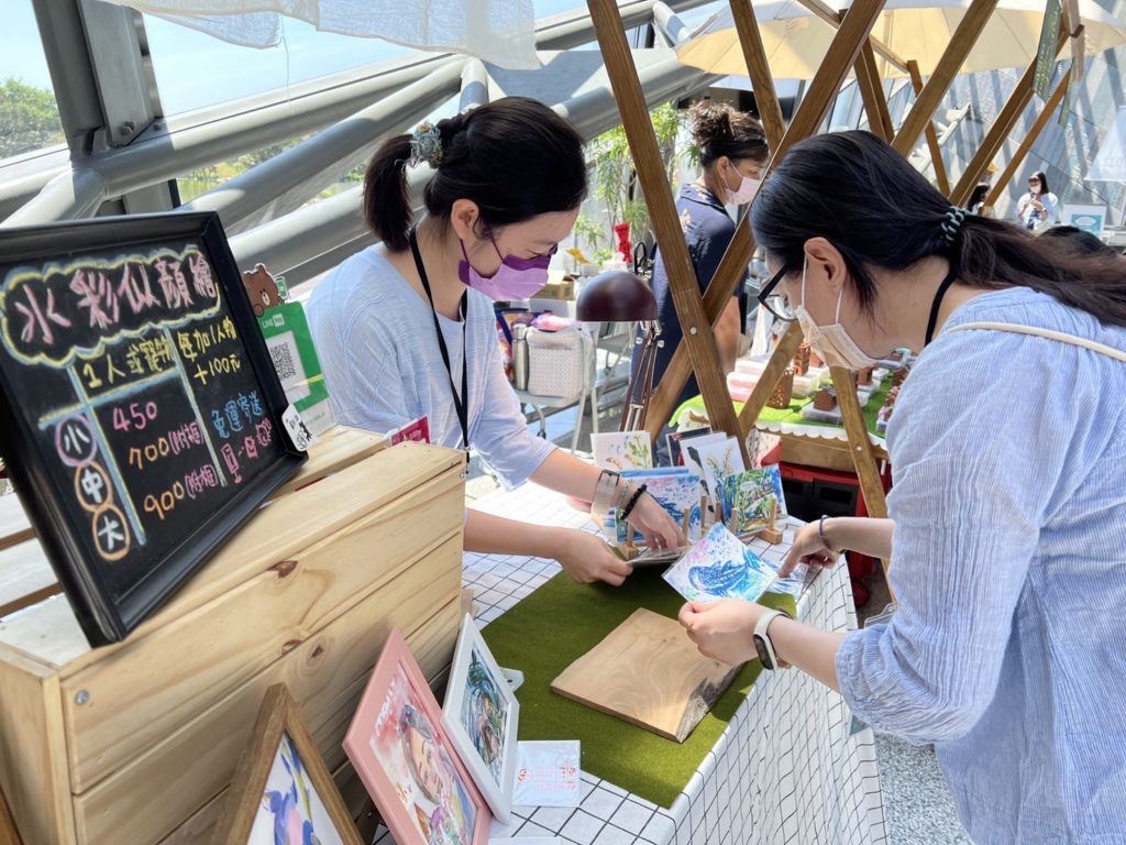 ▲參與活動的民眾與商家密切互動。(圖/宜蘭縣政府 提供)