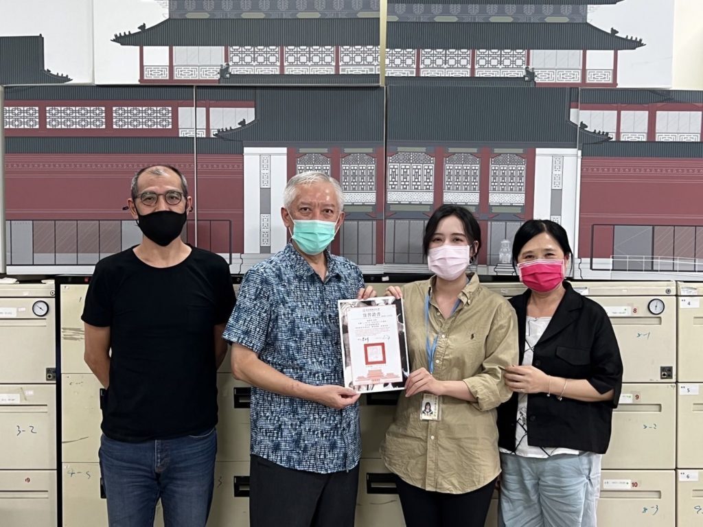 梁永斐館長(左二)頒發實習結業證書給學生們。(圖/史博館 提供)