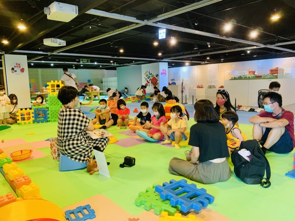▲淡水古蹟博物館在積木共和國推出「大耳朵聽故事-爹媽放風時間」,由故事老師分享有趣的淡水歷史故事。(圖/淡古提供)