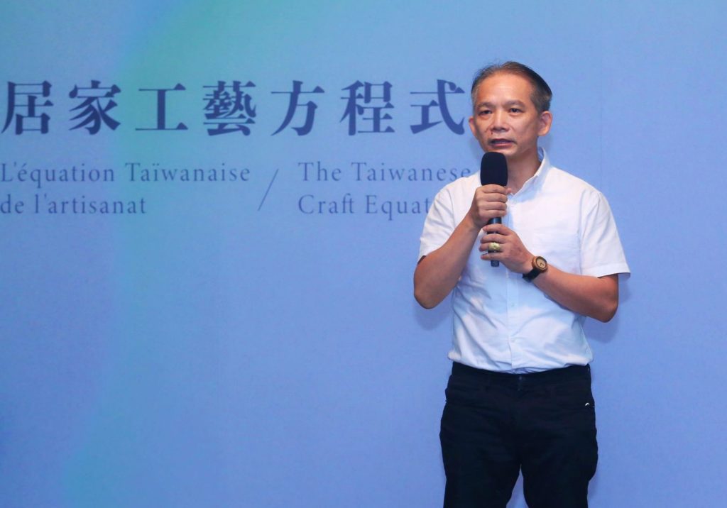 工藝中心主任張仁吉致詞時表達對居家工藝跨領域呈現的高度期待。(記者 辛澎祥/攝)