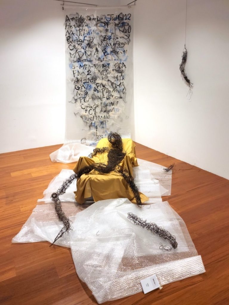 ▲千一萍將過去工作上有關藥物濫用的經驗,靈感轉化成作品《靈魂交換》。(圖/雪莉攝)