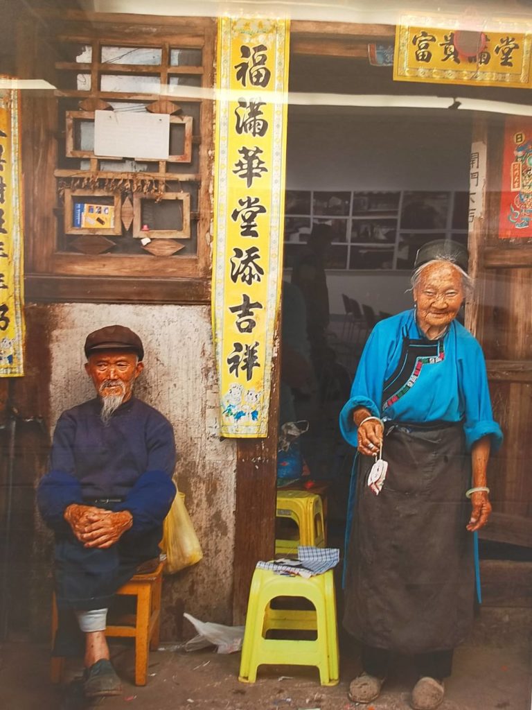 傳神的人物面貌表情,讓康台生作品有著豐沛寄情故事。(記者 辛澎祥/攝)