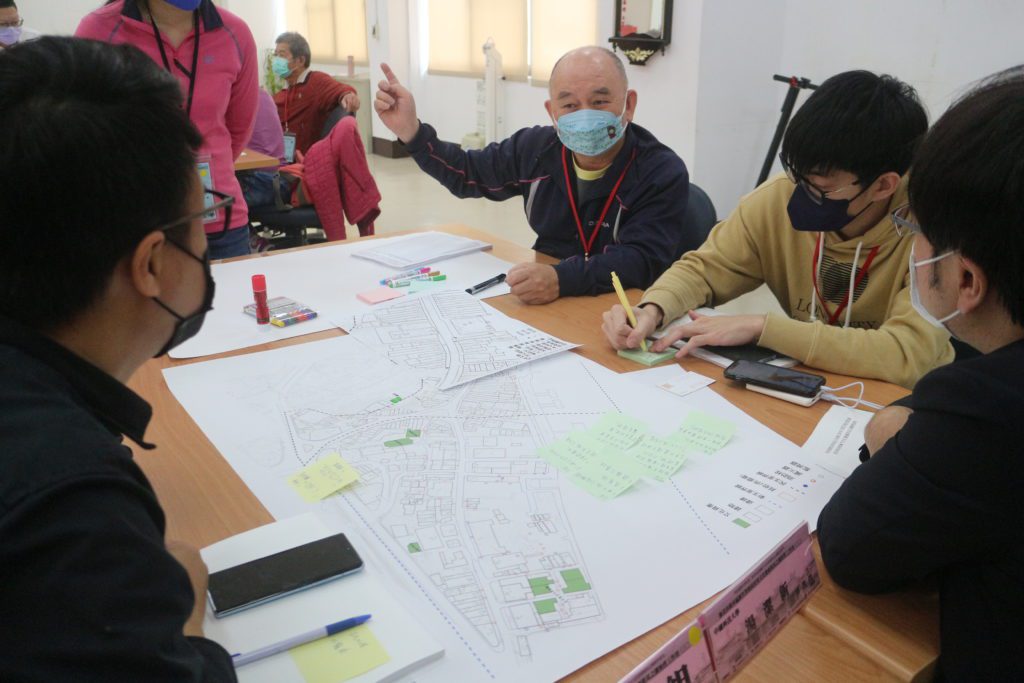 ▲邀請新北市古蹟所有權人、使用人或管理人一同參與,透過工作坊帶領大家針對防災風險辨識、預防應變及防範觀念對策等議題進行主題發想討論。〈文化局提供〉