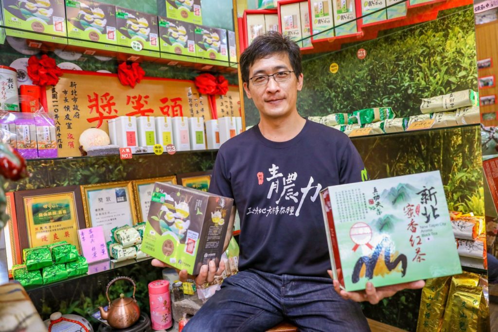 三峽茶農戴文祥勇奪蜜香紅茶比賽冠軍的殊榮。(圖/新北農業局 提供)