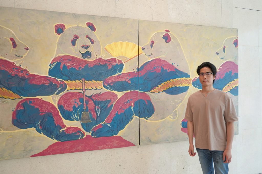 藝術家汪柏成與主畫〈嘿呦嘿呦 Hey yo Hey yo〉