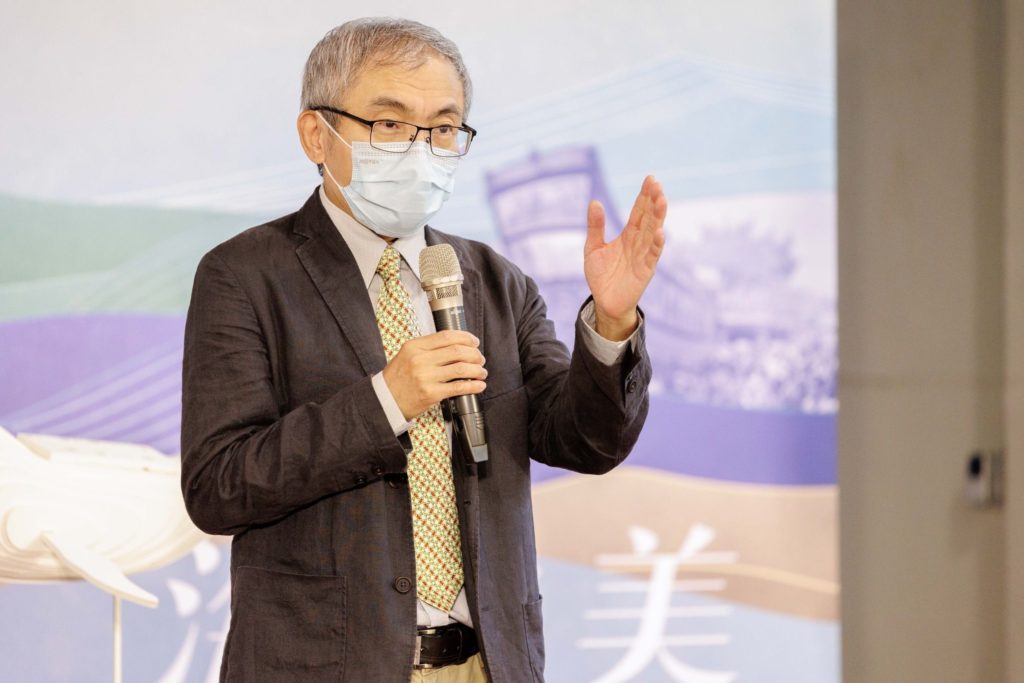 文化部文資局局長陳濟民說明這次展覽貫穿三大主軸意識。(圖/文資局 提供)