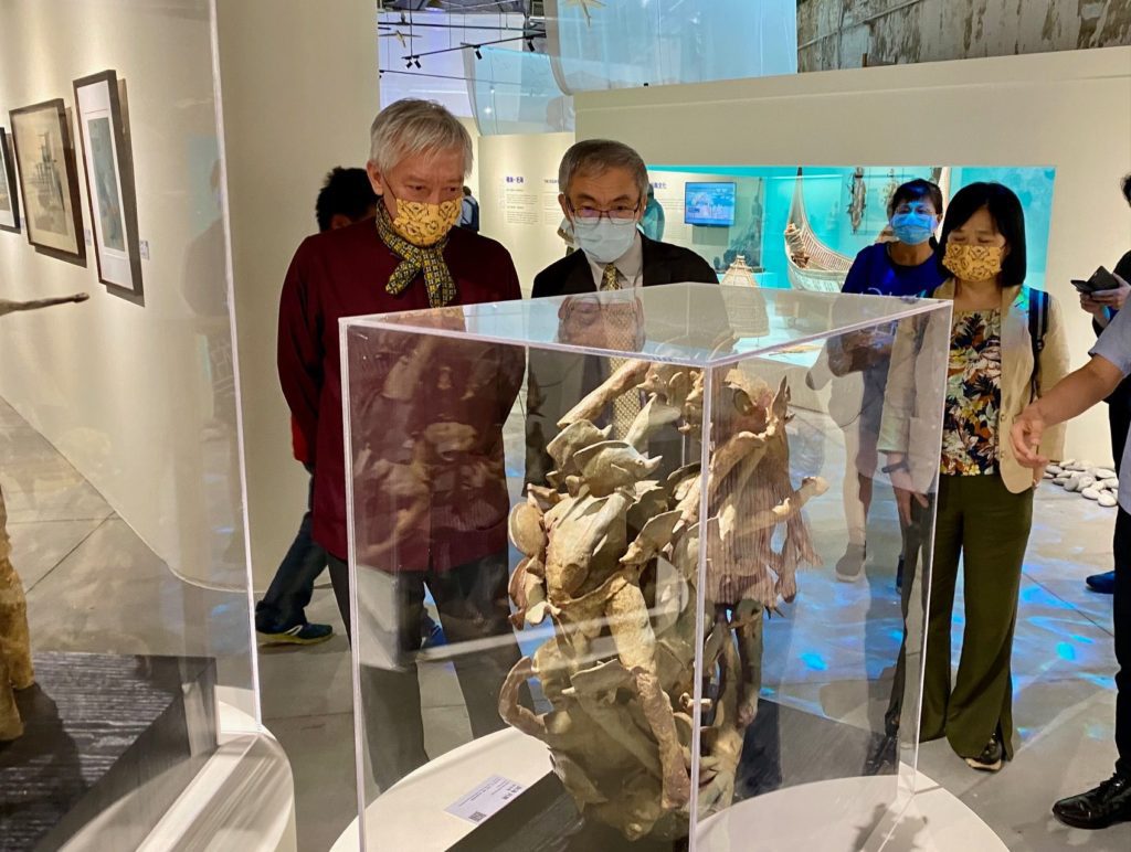 主辦方率貴賓參觀難得一見的展品。(圖/文資局 提供)