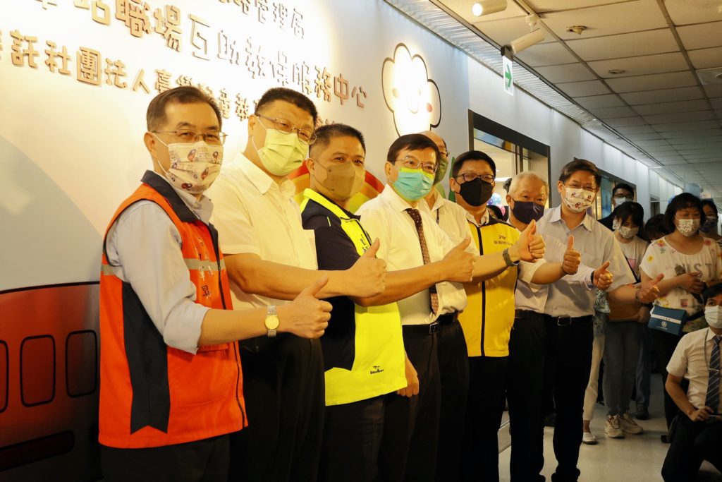 ▲交通部及臺鐵局長官在揭牌儀式後合影留念。(圖/台鐵局 提供)