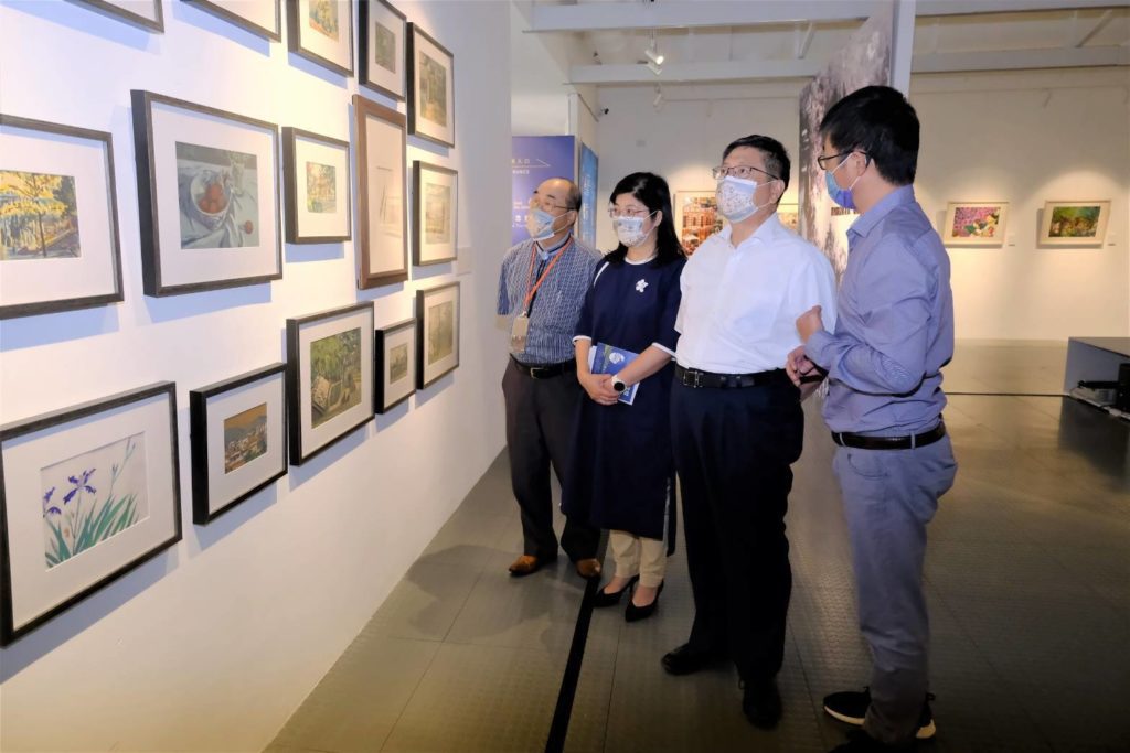 策展人陳昭賢(右1)、蕭如松門生松風畫會理事長劉達治(左1)帶領縣長楊文科(右2)欣賞蕭如松的畫作。（圖/竹縣文化局 提供）