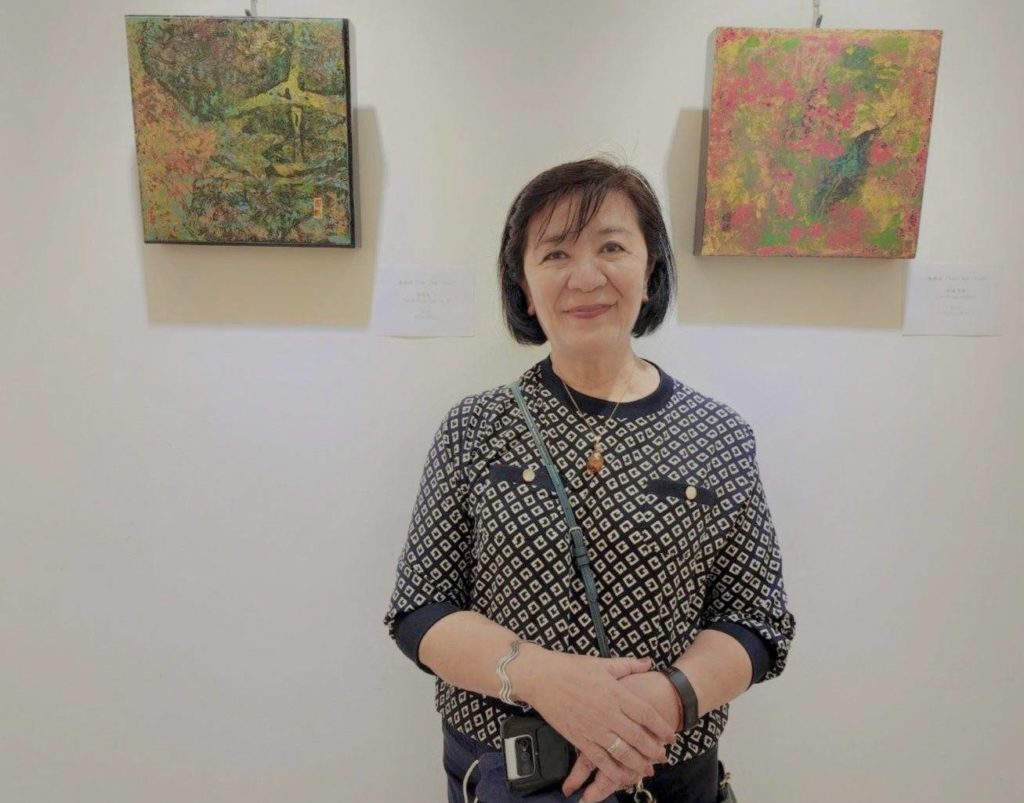 藝術家陳嬋娟的漆畫創作,在偶發的藝術中開拓新的眼界。(記者 辛澎祥/攝)