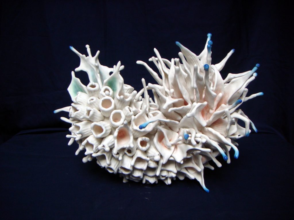 余成忠的專職陶藝創作「花漾」在西班牙國際陶藝競賽中榮獲首獎。(圖/工藝中心 提供)