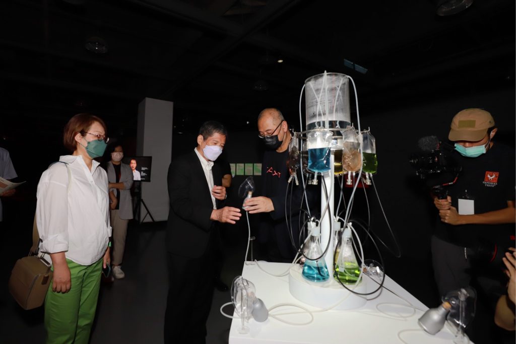 文化部長李永得(左二)專注參觀現場所展出的作品。(圖/文化部 提供)