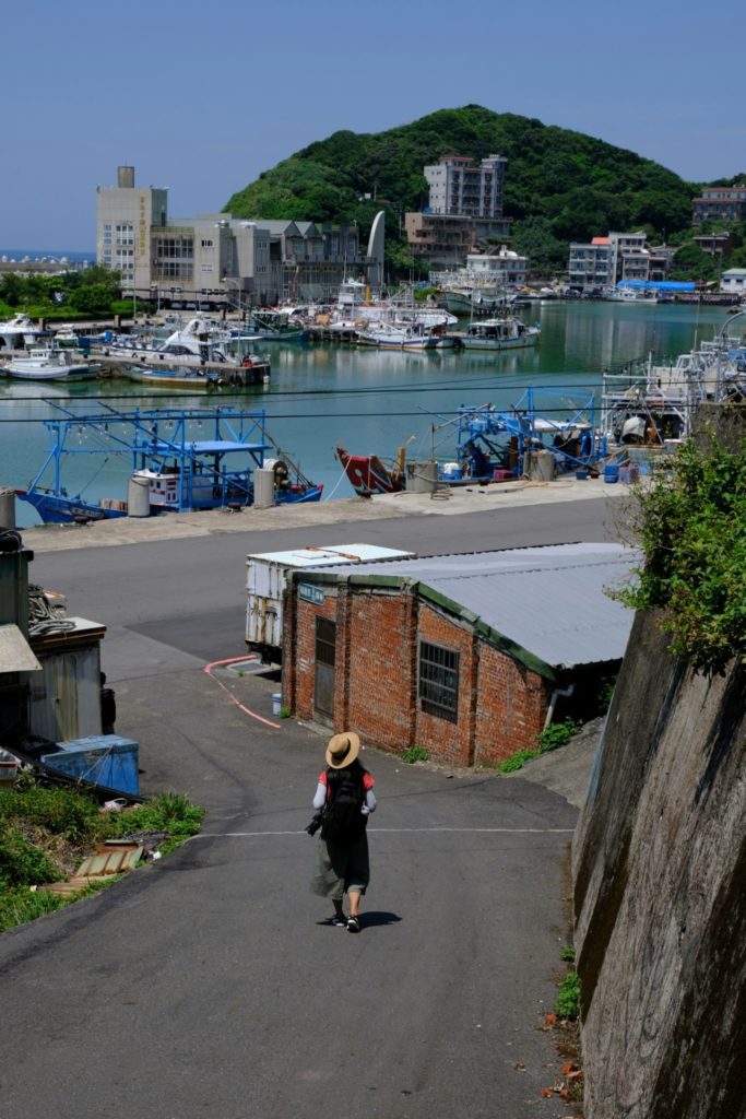 ▲文史工作者卓清松帶領民眾走訪魚路古道,從金山磺港認識百年「金包里大路」」。(圖/文化局提供)