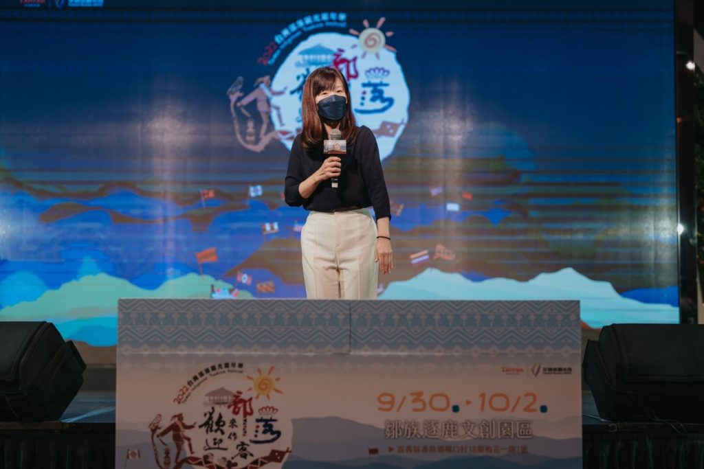 ▲觀光局主任秘書林佩君致詞時表達對部落嘉年畫活動的樂觀期待。(記者 辛澎祥/攝)