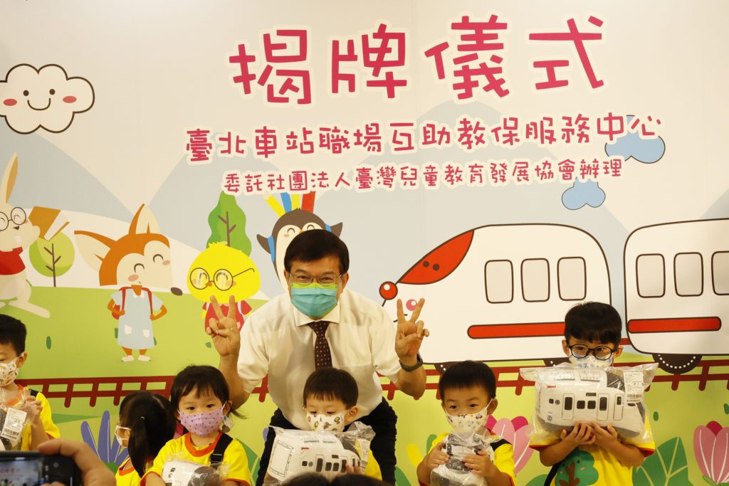 ▲交通部長王國材與學童們開心互動。(圖/台鐵局 提供)
