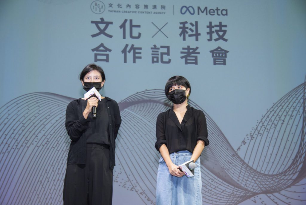 文策院與Meta共同支持之示範案例「感官窺鏡」導演林佩瑩（右）、製片宋沁諠（左）分享創作理念。（圖/文策院 提供）