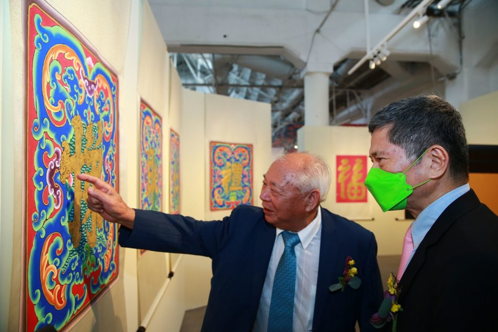 莊武男藝師向李永得部長簡介他的建築彩繪作品。（圖/文化部 提供）