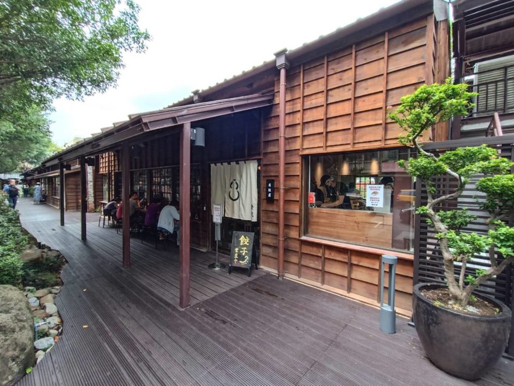 日式建物的獨特風情結合園區內老樹的沁人綠意,並引進個多元品牌服務。(記者 陳安婷/攝)