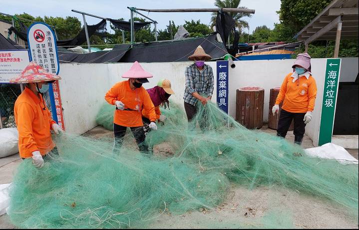 許文雄擔任海廢魚網回收再利用志工極受業界肯定。(圖/新北漁業處 提供)