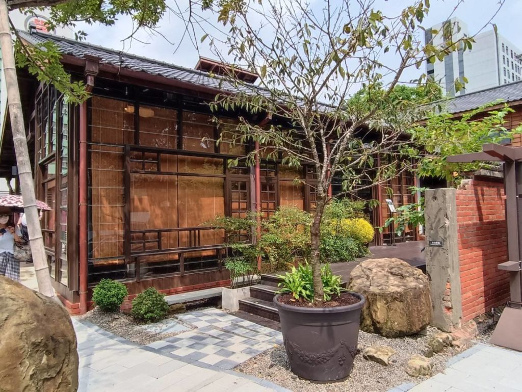 修復團隊除了以專業工法修復宿舍建物外,也保留歷史建築的故事。(記者 陳安婷/攝)