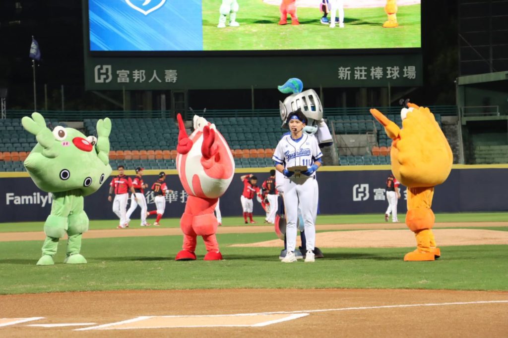 萬里蟹公仔與新北在地棒球隊「富邦悍將」合作「萬里蟹棒球主題日」。(圖/新北漁業處提供)