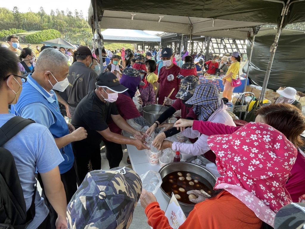 各美食攤位好整以暇提供食品與伴手禮供民眾及遊客挑選。(圖/澎湖旅遊處 提供)
