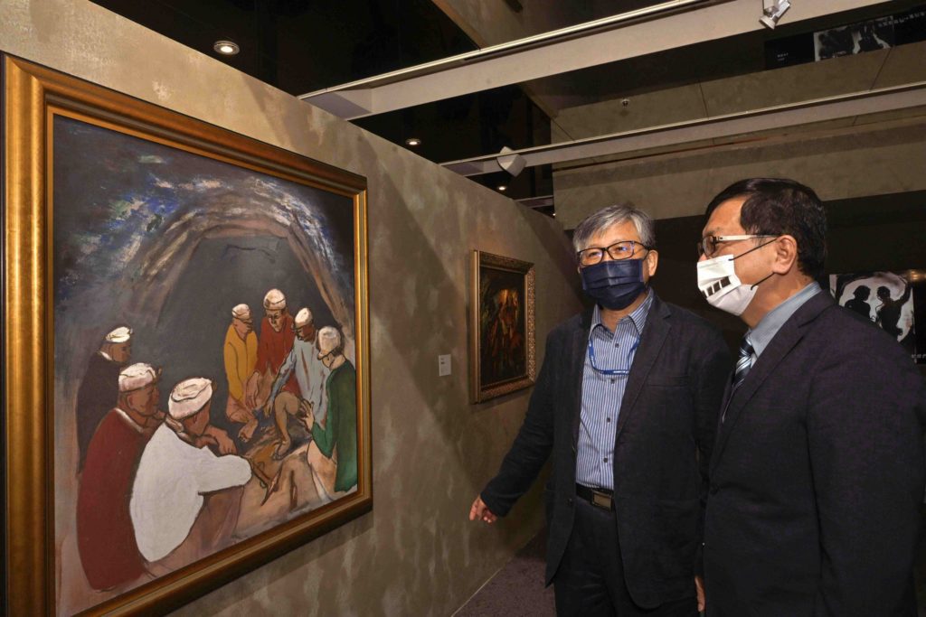廖仁義館長(左)為李連權次長導覽介紹洪瑞麟的作品特色與風格。(圖/文化部 提供)